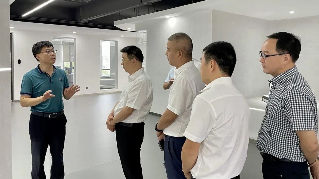 唐小辉书记一行参观优纳特产品中心