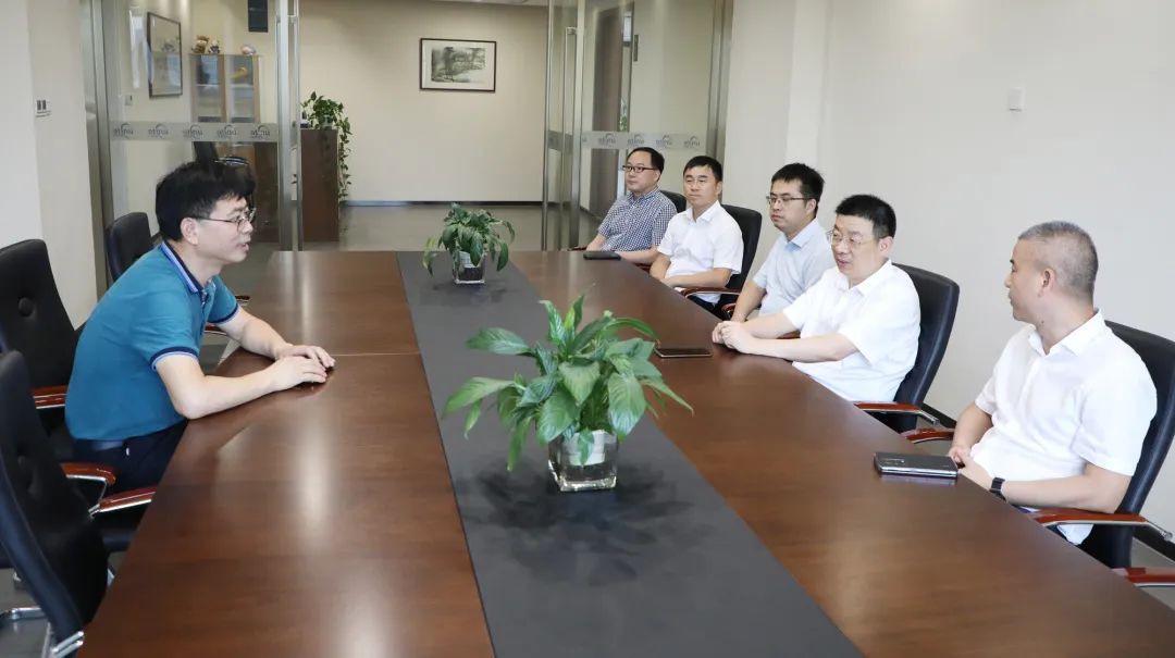 唐小辉书记一行与邱耀彰董事长进行座谈交流