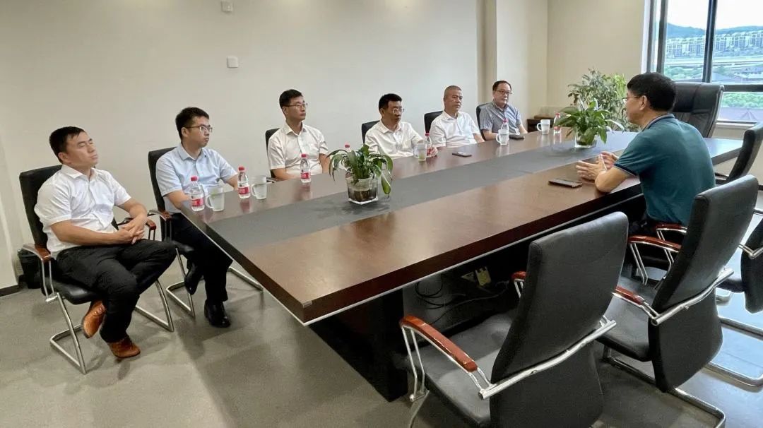 唐小辉书记一行与邱耀彰董事长进行座谈交流